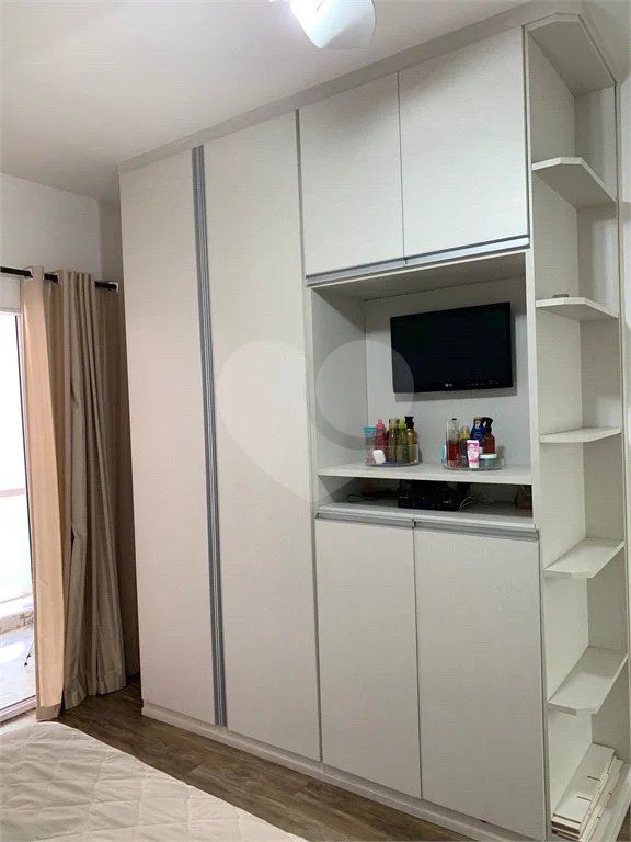 Sobrado com 3 quartos e garagem para 5 veículos.