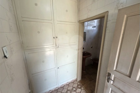 Casa térrea à venda com amplo quintal e grande potencial na Vila Nery