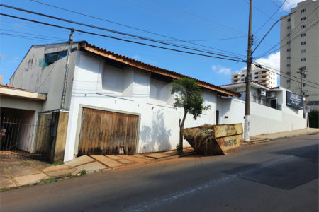 Casa térrea com 5 dormitórios, sendo 2 suítes.