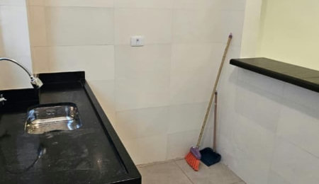 Apartamento de 01 Dormitório na Vila Caiçara — 200 m do Mar
