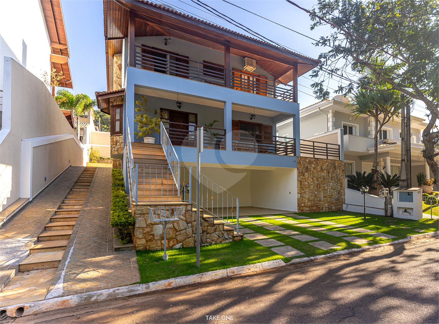 Belíssimo sobrado com piscina aquecida no Condomínio Villagio Capriccio - Louveira SP.