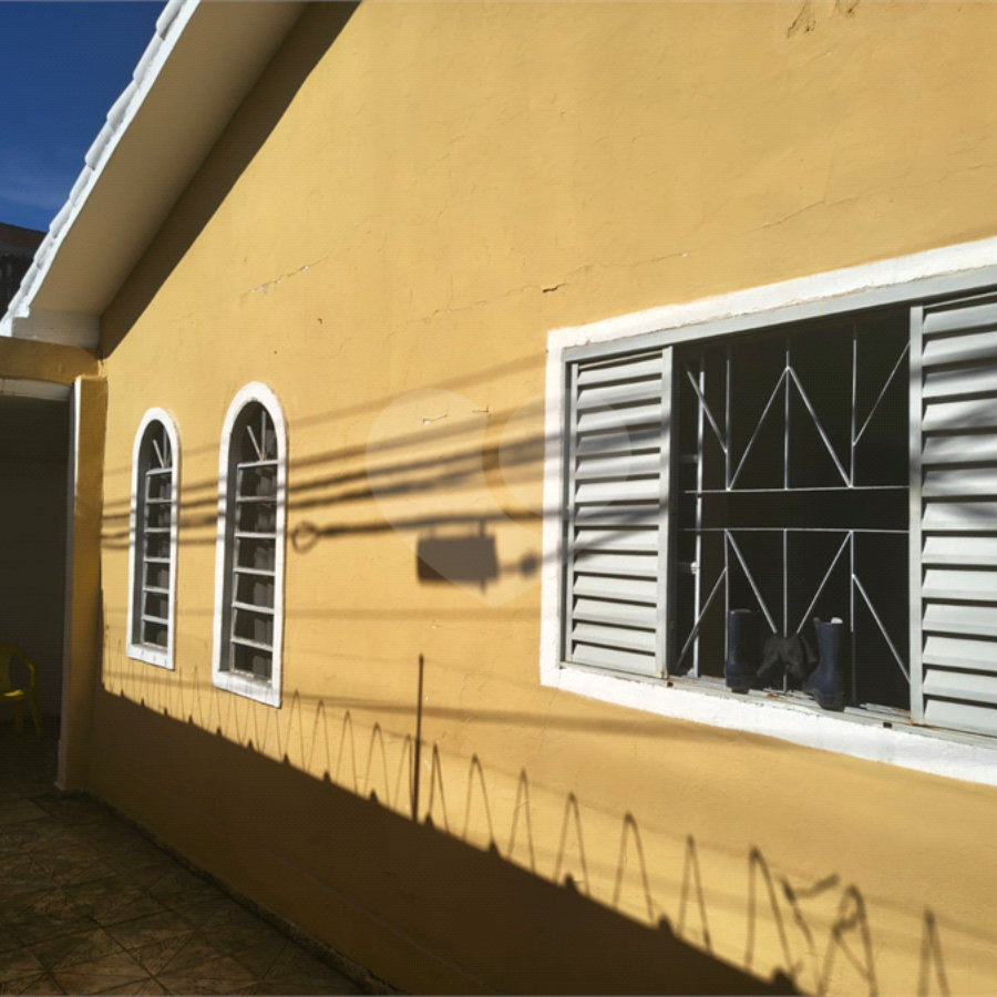 Linda Casa com Comercio ao lado independente.