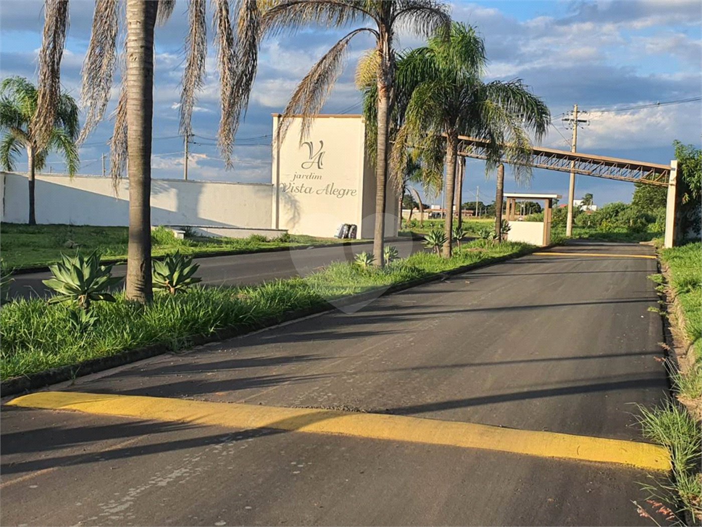 Terreno com 1.000,00 m² de área.