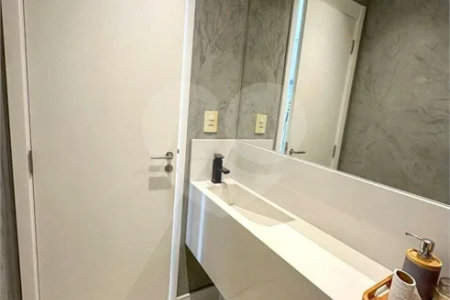 Apartamento de 106 m² no Auge Home Resort, porteira fechada, com 3 dormitórios, 1 suíte, varanda gourmet, 2 vagas, depósito e lazer completo.