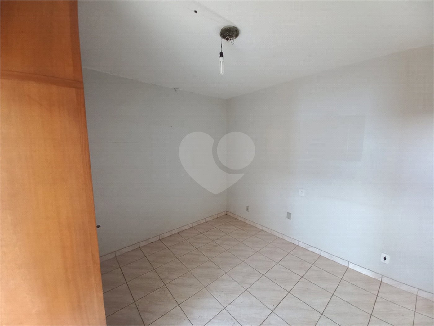 Casa Térrea com 3 dormitórios, sendo 1 suíte.