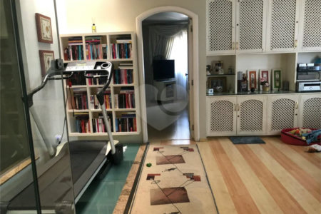 Sobrado com 363m² à venda no Alto da Moóca - 3 suítes e 6 vagas.