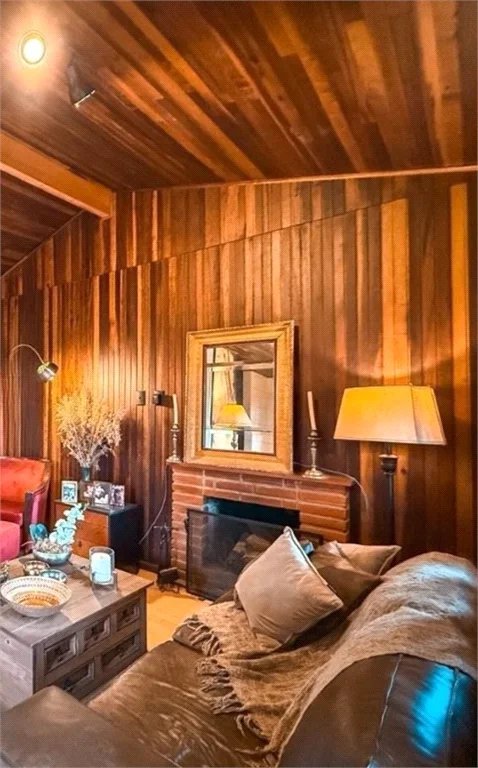 Casa na Granja Viana com 1.600m² de terreno, lareira e amplo espaço para veículos