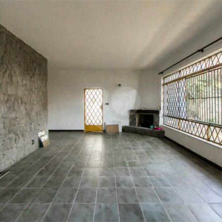 Casa à venda em Moema de 280m² com 4 dormitórios, sendo 1 suíte e 2 vagas de garagem.