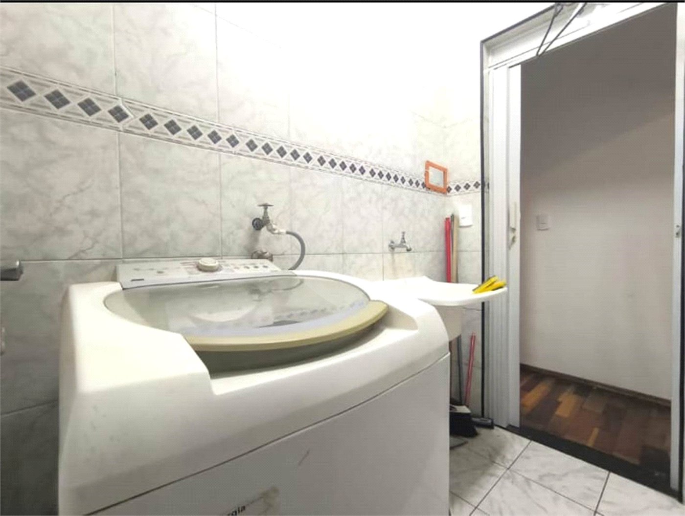 Apartamento à Venda no Edifício Esther Lins – Próximo à USP e UFSCar.