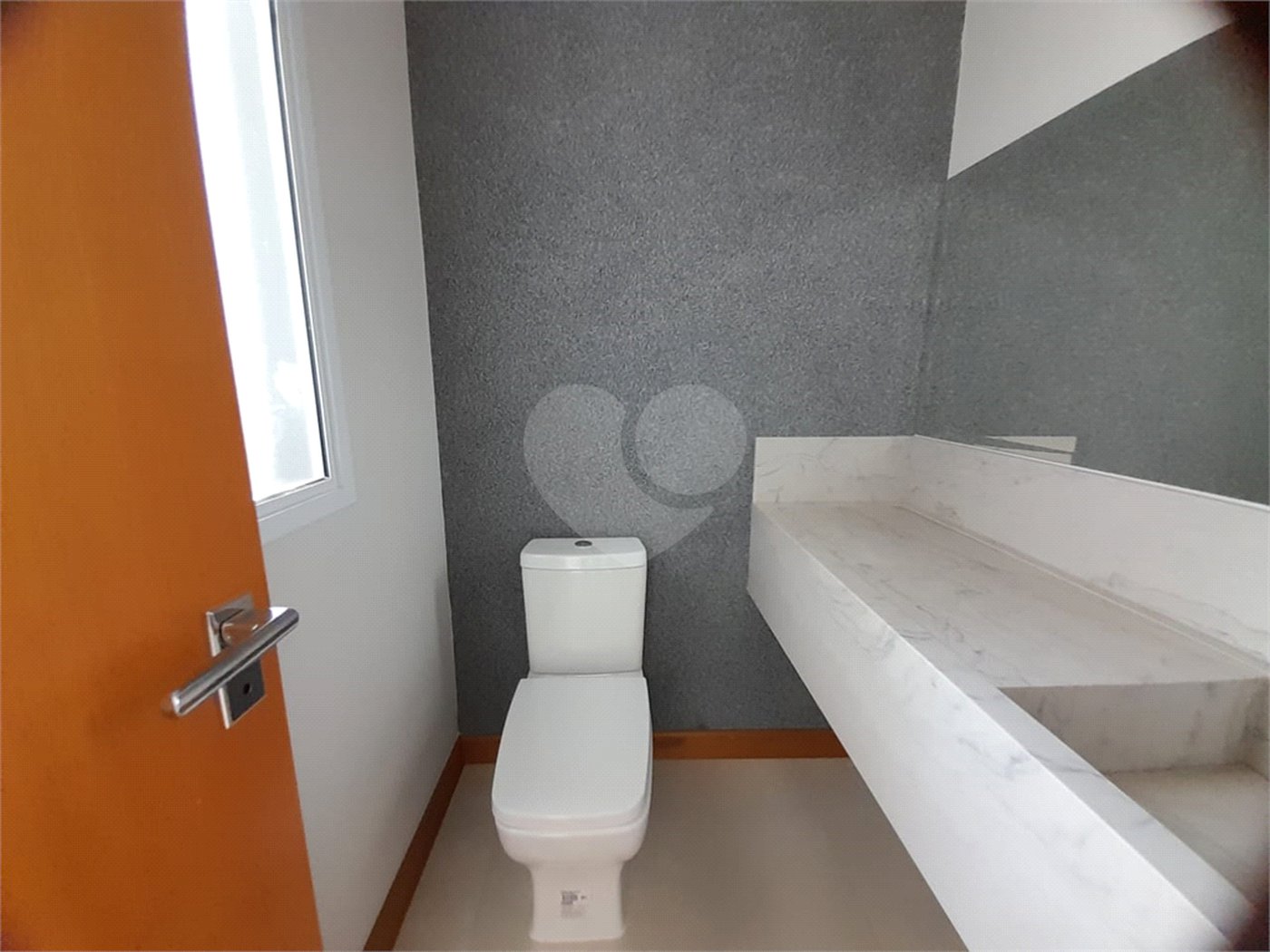 Belíssima Casa à Venda no Condomínio Damha IV