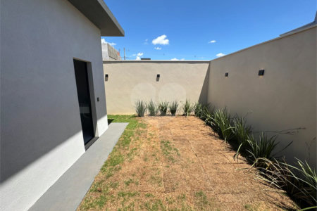 Linda casa a venda no condomínio Villeneuve