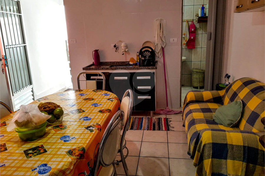 Sobrado para moradia de família grande ou para investidor.