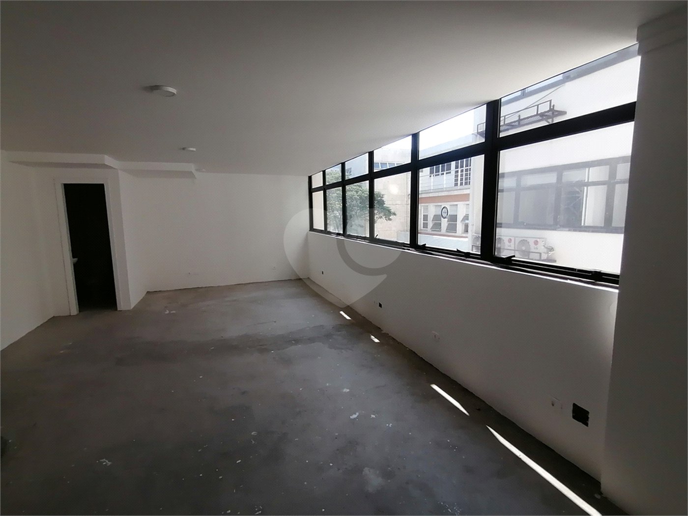 SALA COMERCIAL, ESPAÇO LIVRE DE 59m2, NA ÁREA NOBRE DA BELA VISTA.