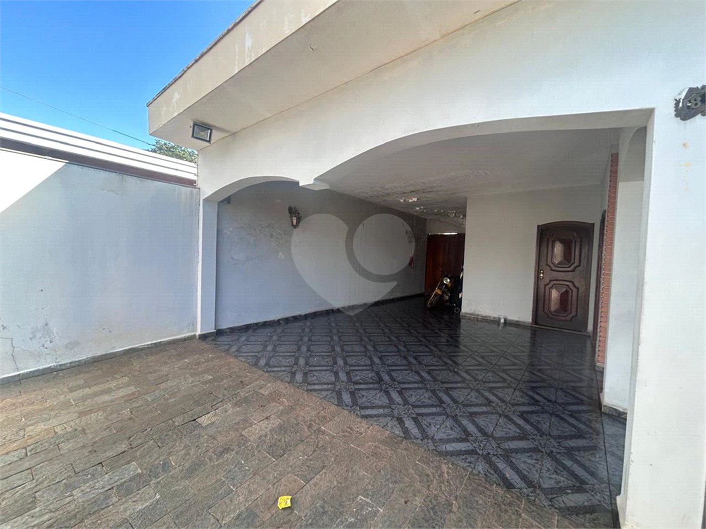 Casa espaçosa e confortável em um bairro tranquilo a venda.