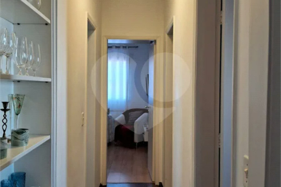 Prédio com portaria 24 horas, e lazer. Apartamento com 3 dormitórios, uma suíte, 2 vagas de garagem