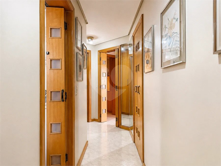 Apartamento de 184 m² em andar alto com 4 dormitórios e 3 vagas em Perdizes