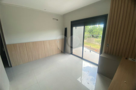 Casa à Venda no Condomínio Damha III