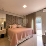 Casa com 4 quartos em condomínio fechado com piscina