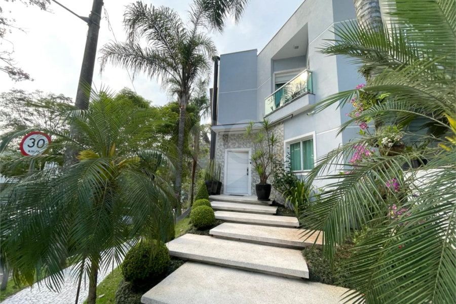 Casa com 4 quartos em condomínio fechado com piscina