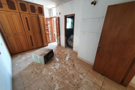 Casa térrea com 5 dormitórios, sendo 2 suítes.