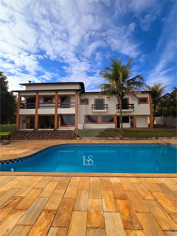 Indaiatuba- Vale das Laranjeiras - Vista dos fundos para o lago - Casa assobradada - 3 pisos, 4 quartos, 2 suítes, uma com hidro ,escritório, sala 3 ambientes, lareira, lavabo,cozinha ampla, despensa, lavanderia, churrasqueira, forno pizza, 6 wcs, piscina, jardim despensa, garagem, segurança