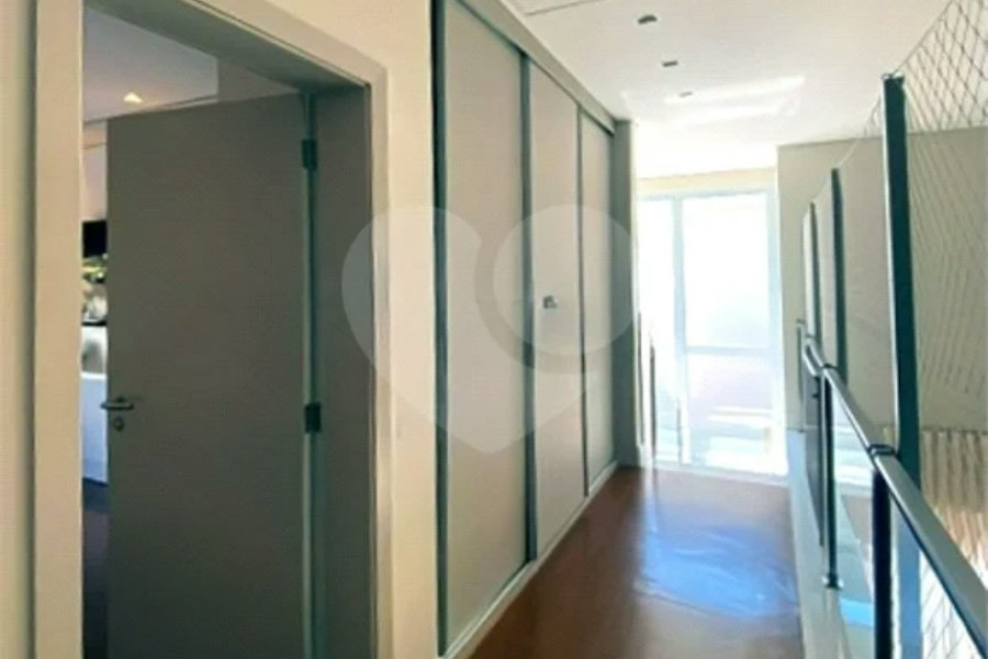 Casa de Alto Padrão em Condomínio com 4 suítes.
