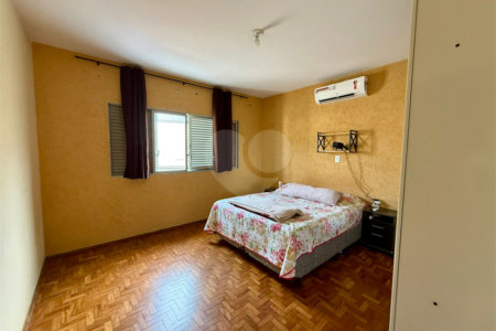 Casa térrea com piscina e 3 quartos.
