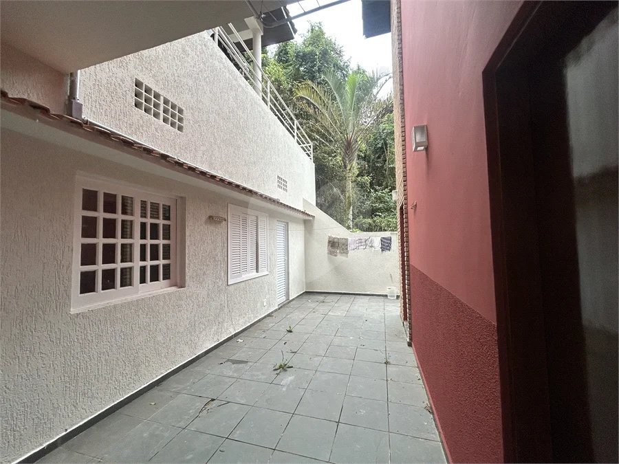 Casa em condomínio com 3 dormitórios, 01 suíte, garagem para 06 carros, área gourmet, piscina.