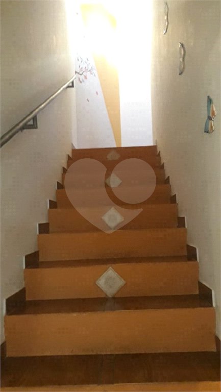 Sobrado com 3 dormitórios, sendo 2 suítes, uma delas master.