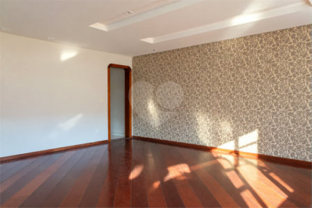 Casa à venda com 6 dormitórios, 3 suítes, piscina, área gourmet, hidromassagem, lareira, varanda e 6 vagas de garagem. Conforto e lazer para toda a família!