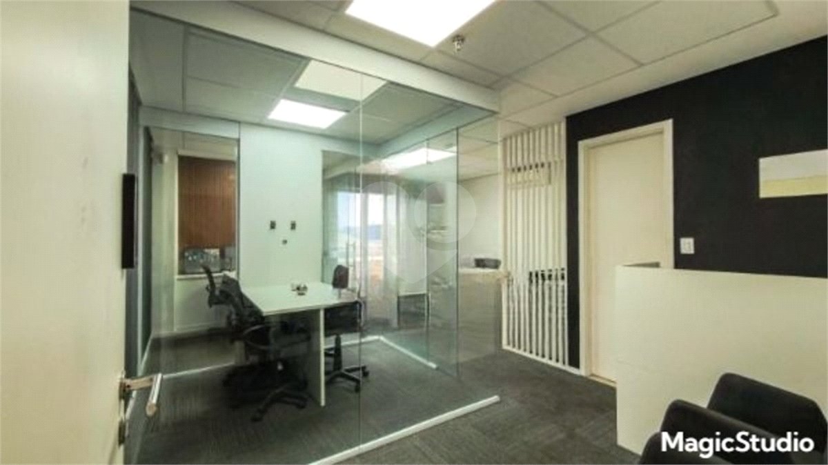 Sala comercial com 35m², 1 vaga, 1 banheiro, à venda na Barra Funda.