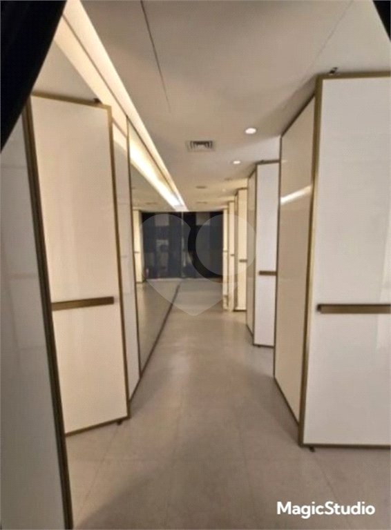 Prédio Comercial com 300m² , 3 pavimentos , refeitório , 2 banheiros , à venda no Brás.