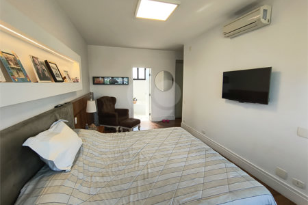 Este amplo apartamento de 290 m², completamente reformado, reúne sofisticação,