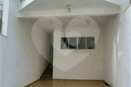 Casa á venda com 230m², 4 dorms, 2 suítes e 4 vagas na Vila Clementino. Estuda permuta.