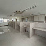 SALA COMERCIAL DE 90 M² COM 12 BAIAS, SALA DE REUNIÃO, AR-CONDICIONADO CENTRAL E 2 VAGAS!