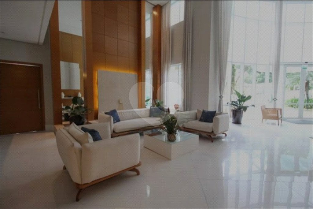 Apartamento com dois dormitórios sendo um climatizado, com duas vagas de garagem.