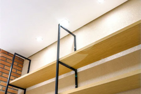 Indaiatuba - Jardim Bom sucesso - Área total: 150m² - Área construída: 115m² - 3 dormitórios sendo 1 suíte com armário planejado;Sala para dois ambientes; Banheiros com box gabinetes e espelhos; Área gourmet com churrasqueira a carvão e móveis planejados; Lavanderia coberta; Ar condicionado na sala