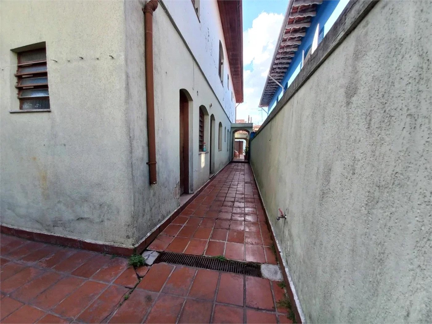 Sobrado com 3 dormitórios em rua fechada no Jardim das Vertentes