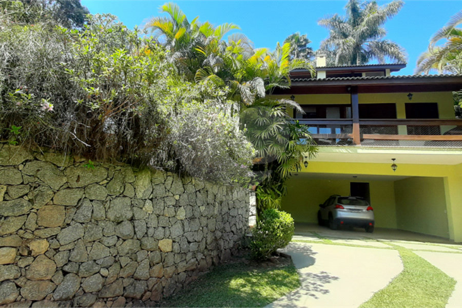 Casa à venda com 4 quartos, sendo 3 suítes, no condomínio Sausalito, Mairiporã - SP