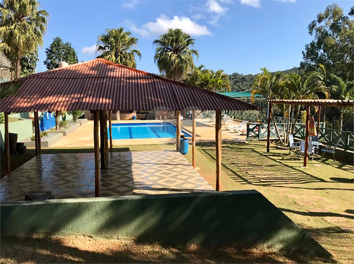 Casa à venda com 6 quartos, sendo 4 suítes, no condomínio Recanto dos Palmares, Atibaia - SP