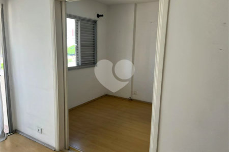 Apartamento à venda com 3 quartos, sendo 1 suíte,  em Campo Belo, São Paulo, SP