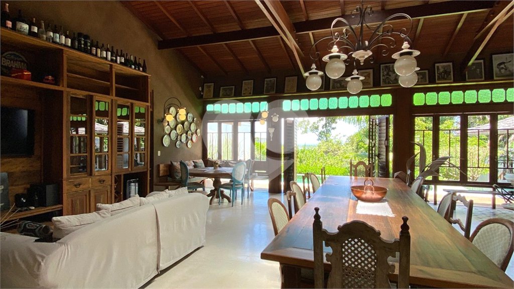 Casa à venda com 1 quarto, sendo 3 suítes, no Centro, Porto Seguro, BA