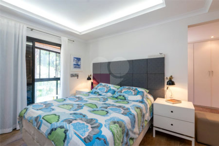 Apartamento à venda com 3 quartos, sendo 1 suíte, em Jardim Morumbi, São Paulo, SP
