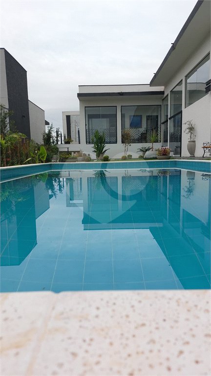 Casa à venda ou para alugar com 4 quartos, sendo 3 suítes, no condomínio Figueira Garden, Atibaia - SP