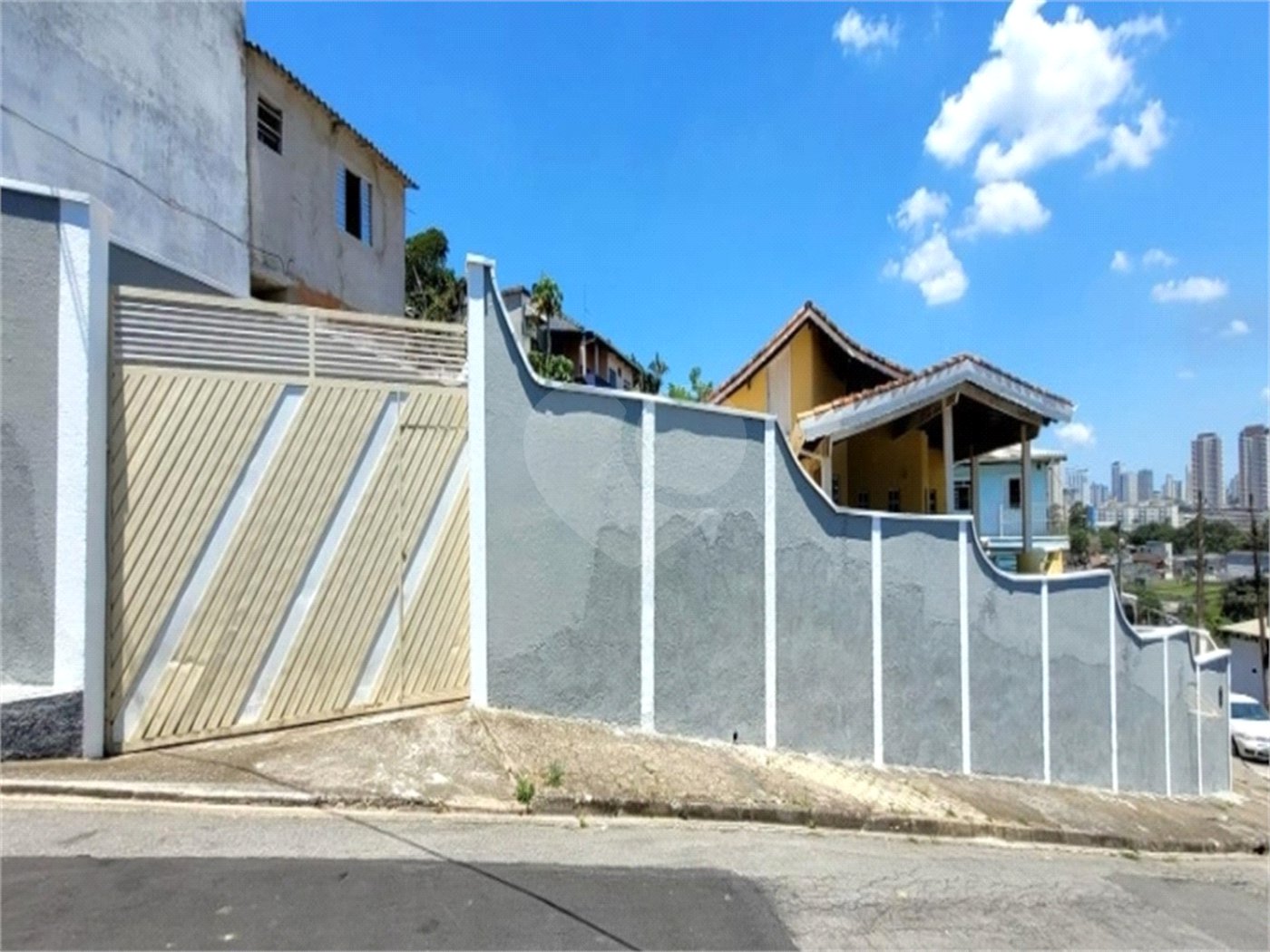 Casa à venda com 3 quartos, sendo 1 suíte, em Jardim Rodeio, Mogi das Cruzes, SP