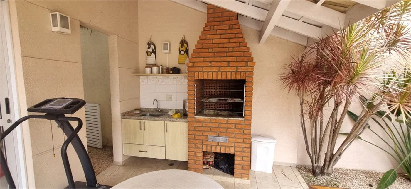 Casa à venda com 4 quartos, sendo 2 suítes,  no condomínio Casas de Windsor, São Paulo - SP