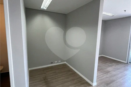 Conjunto comercial com 60m² , 1 banheiro , 2 vagas de garagem , à venda na Vila Leopoldina.