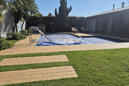 Casa térea à venda com 3 quartos, sendo 2 suítes, em Condomínio Flamboyant-B, Atibaia - SP