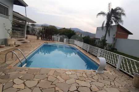 Casa à venda com 5 quartos, sendo 1 suíte, no Centro, Bom Jesus dos Perdões, SP