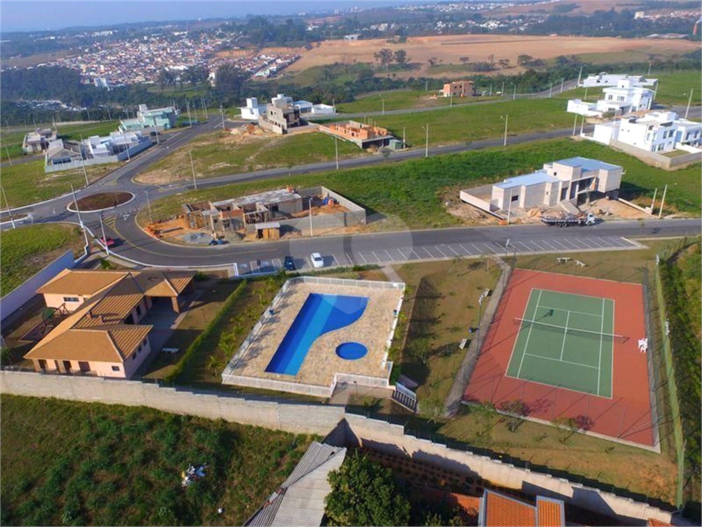 Casa à venda ou para alugar com 4 quartos, sendo 1 suíte, no condomínio Mirante dos Ipês, Salto - SP